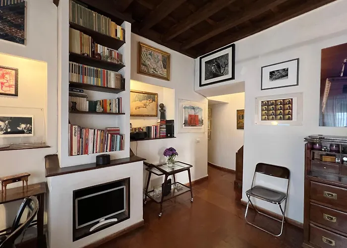 Renaissance Square, Bright Apartment *