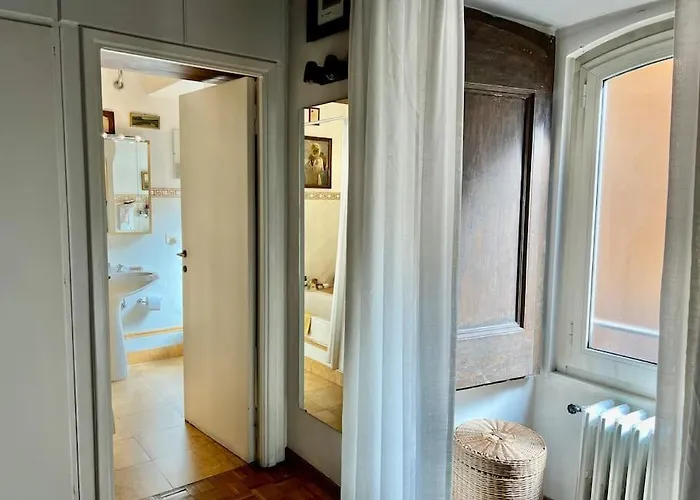 Renaissance Square, Bright Apartment