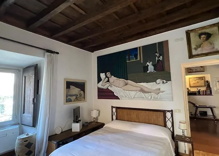 Renaissance Square, Bright Apartment Rom