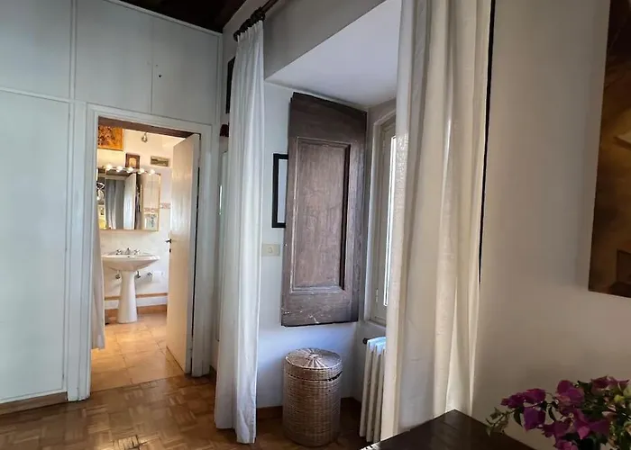 Renaissance Square, Bright Apartment Rom