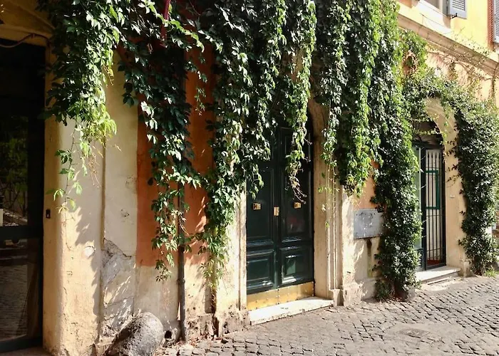 Renaissance Square, Bright Apartment Rom